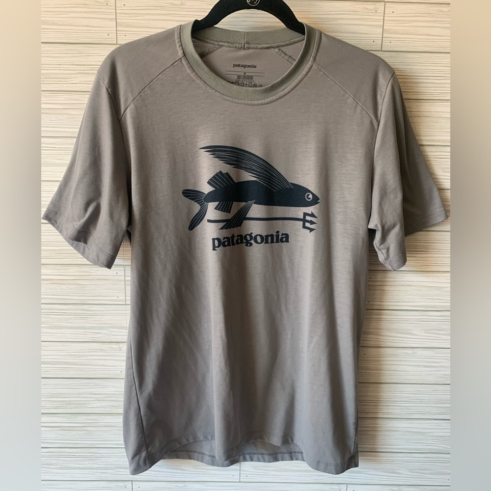 Patagonia short sleeve t shirt kind of fitted